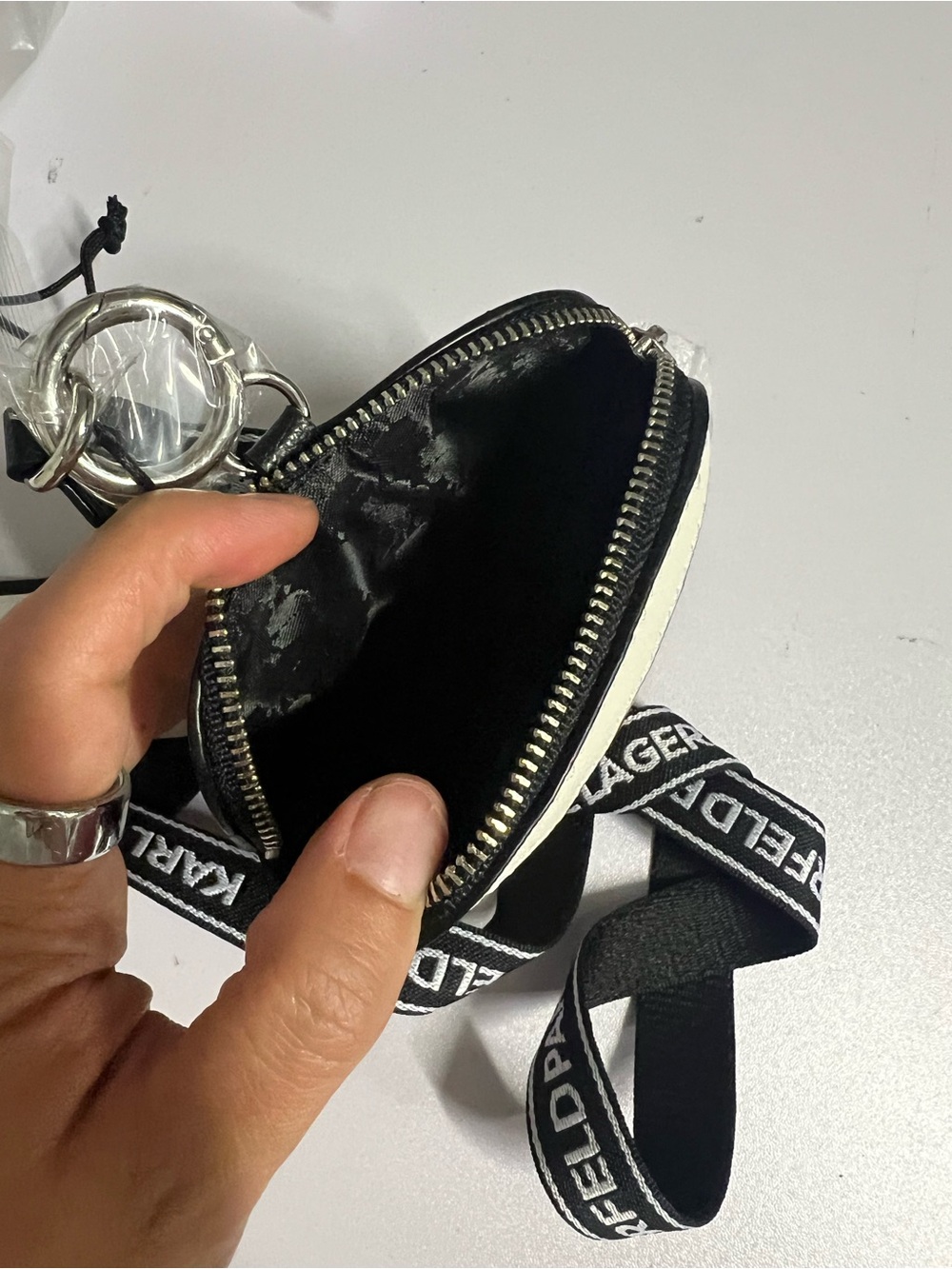 Karl Lagerfeld Pale Pink and White Sunglasses Coin Pouch Keyring/ lanyard - Picture 4 of 4
